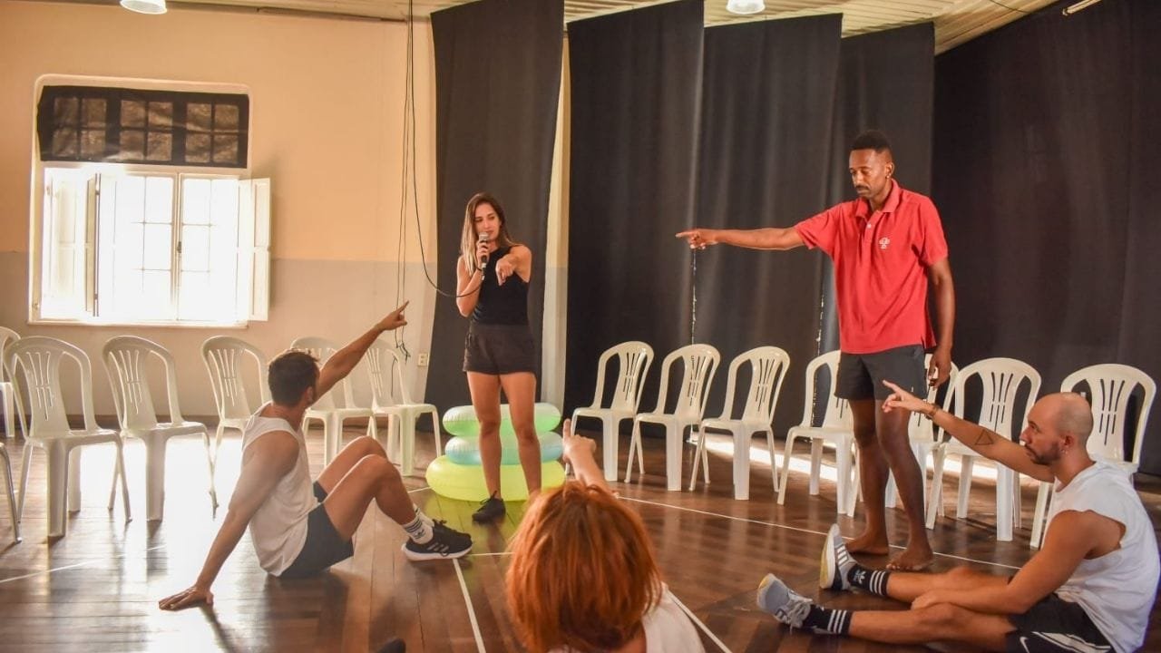 Ainda Estamos Aqui espetáculo,Itajaí Criativa,teatro reflexivo,direção Nadja Naira,elenco catarinense,10 anos Karma Coletivo,LIBRAS no teatro,cultura acessível,centro de Itajaí,Lei Aldir Blanc SC