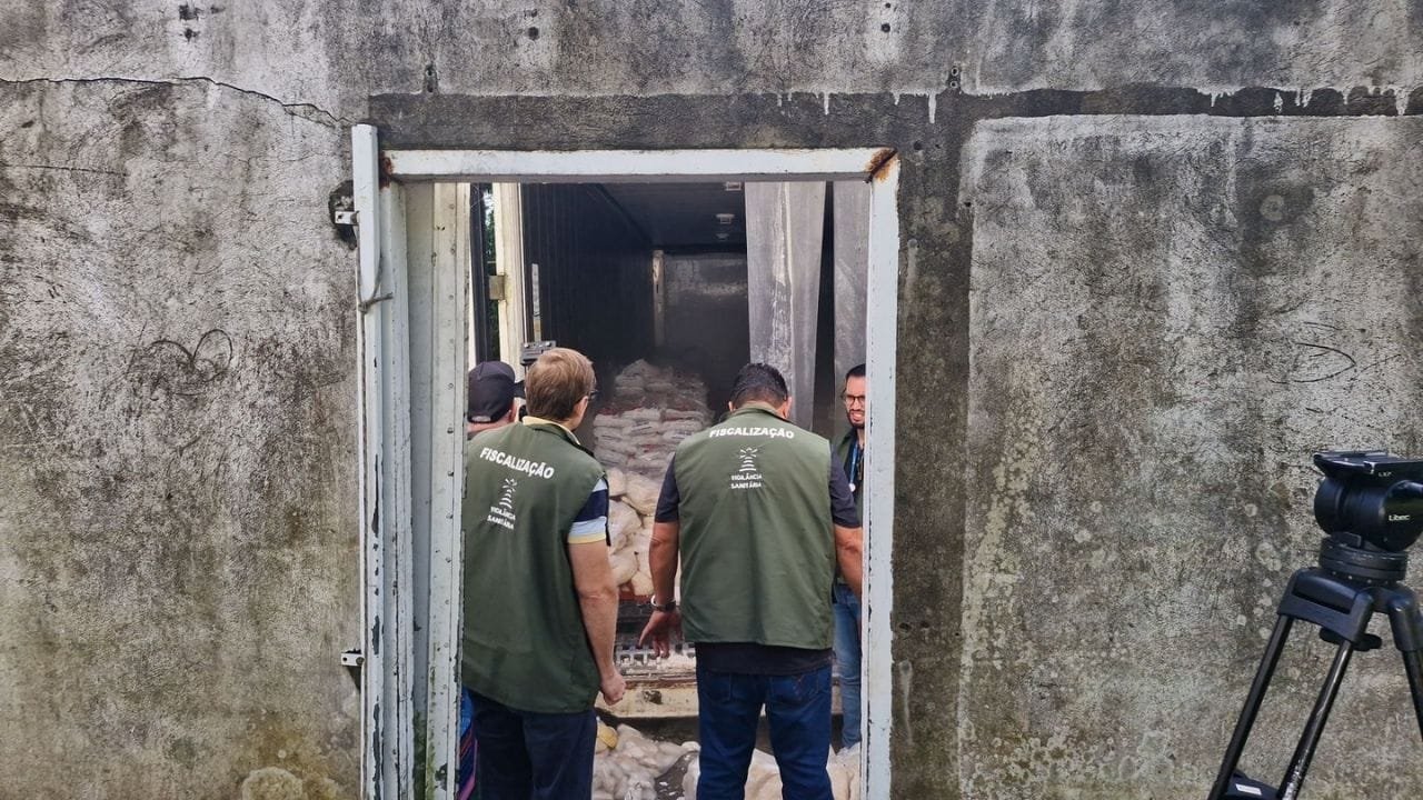 operário dormindo em fábrica,alimentos apreendidos Itapema,crime contra saúde pública,inspeção sanitária,galpão insalubre,descarte de produtos irregulares,exploração trabalhista,MP Trabalho,risco de contaminação,denúncias Vigilância Sanitária