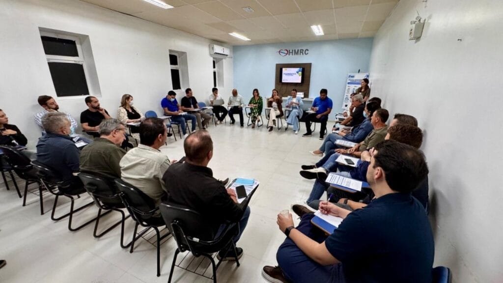 Prefeita Juliana Pavan,Hospital Ruth Cardoso,vereadores Balneário Camboriú,AMFRI,processos licitatórios,Aline Leal Saúde,Ary Souza Gestão Pessoas,emergência HMRC,maternidade BC,transparência pública,Comissão Intermunicipal,Leandro Índio Casa Civil,Dagmara Spautz Comunicação,adequação hospitalar,editais saúde