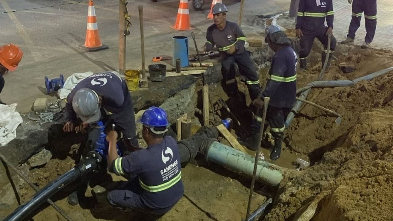 abastecimento de água,modernização do sistema,Balneário Camboriú,obras de saneamento,EMASA,setorização hidráulica,controle de vazão,telemetria,sistema hídrico,investimento em saneamento,eficiência no abastecimento,distribuição de água,tecnologia em saneamento,gestão hídrica,melhoria no serviço público