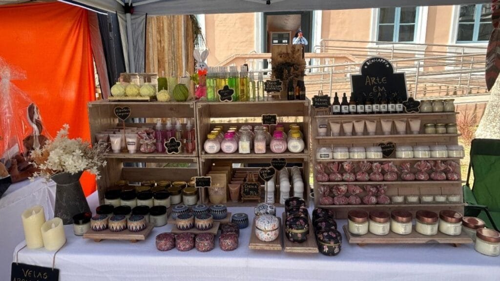 Feira de Artesanato de Itajaí,Dia das Mães,presentes criativos,artesanato catarinense,eventos em Itajaí,programação cultural,produtos artesanais,Praça Arno Bauer,AAI Itajaí,Itajaí Feito à Mão,oficinas gratuitas,cultura local,economia solidária