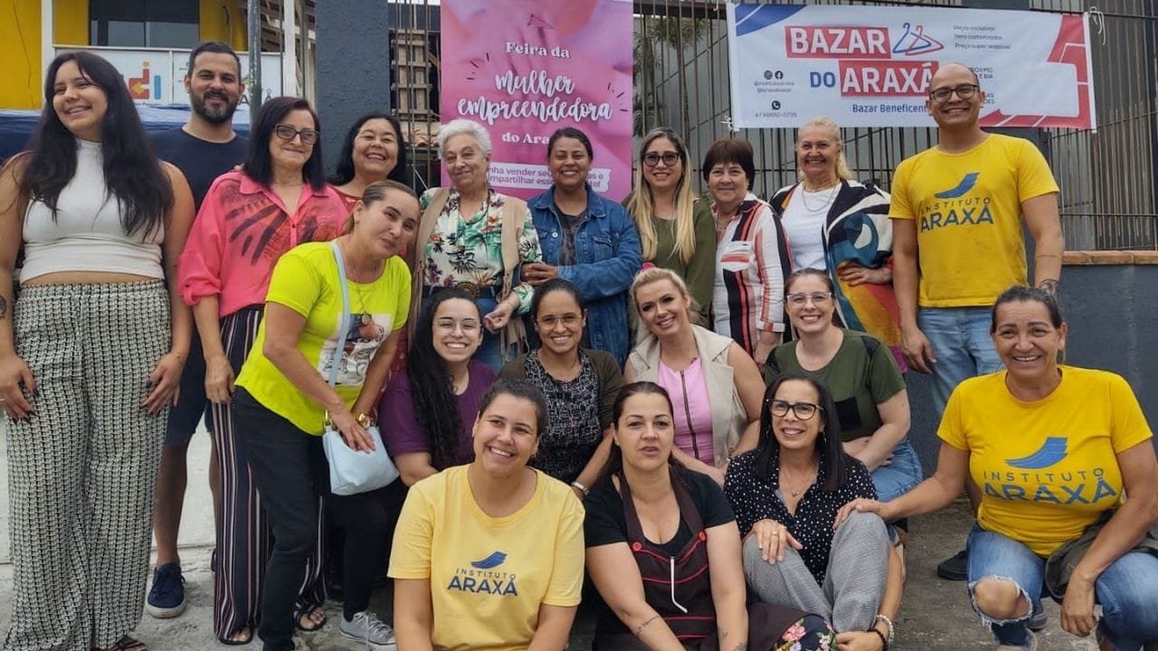 Feira da Mulher Empreendedora,empreendedorismo feminino,evento em Itapema,Instituto Araxá,negócios locais,mulheres empreendedoras,artesanato local,brechó em Itapema,produtos artesanais,música ao vivo,serviços gratuitos,apoio às mulheres,dia das mães,oficina de customização,fortalecimento de vínculos