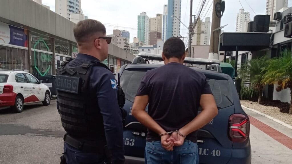 prisão em Balneário Camboriú,tentativa de feminicídio,guarda municipal,homem procurado,foragido da Justiça,mandado de prisão,crimes em SC,medida protetiva,ameaça,patrulhamento policial,segurança pública,captura de criminoso,região central de Balneário Camboriú,ação policial,complexo penitenciário do Vale do Itajaí