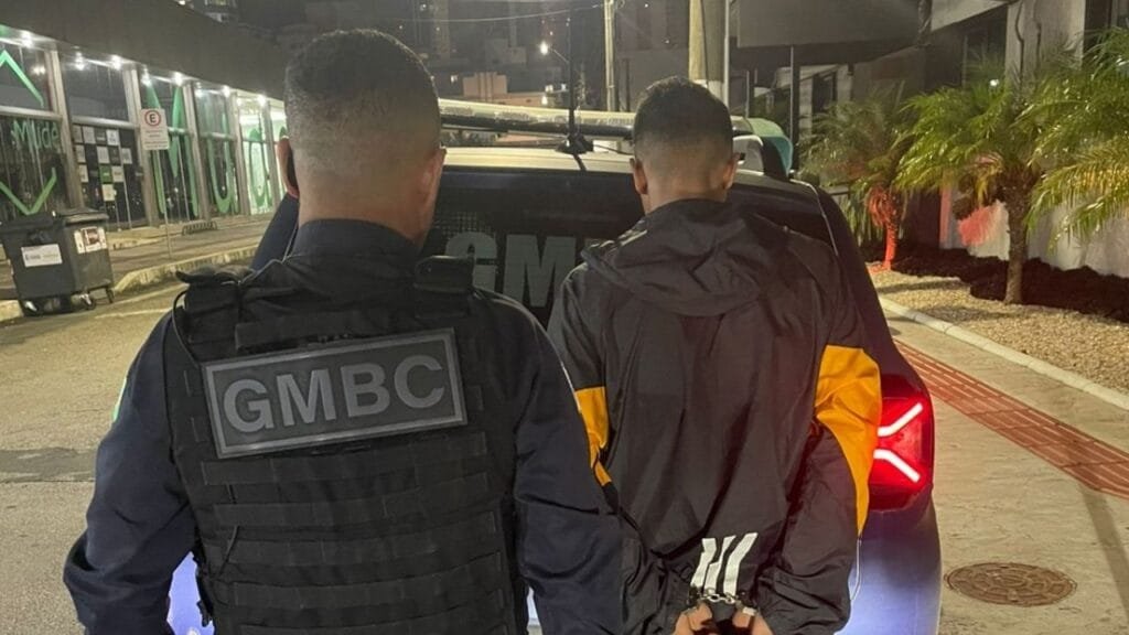 tráfico de drogas,Balneário Camboriú,tornozeleira eletrônica,prisão de traficante,guarda municipal,entorpecentes apreendidos,haxixe,maconha,balança de precisão,tráfico de entorpecentes,segurança pública SC,prisão de criminoso,operação policial,droga e dinheiro,Central de Plantão Policial