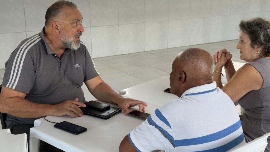 inclusão digital,curso gratuito,idosos,tecnologia,redes sociais,mensagens,internet,smartphones,isolamento social,capacitação profissional,curso de inglês,marketing digital,Itapema,Secretaria de Assistência Social,aula de informática