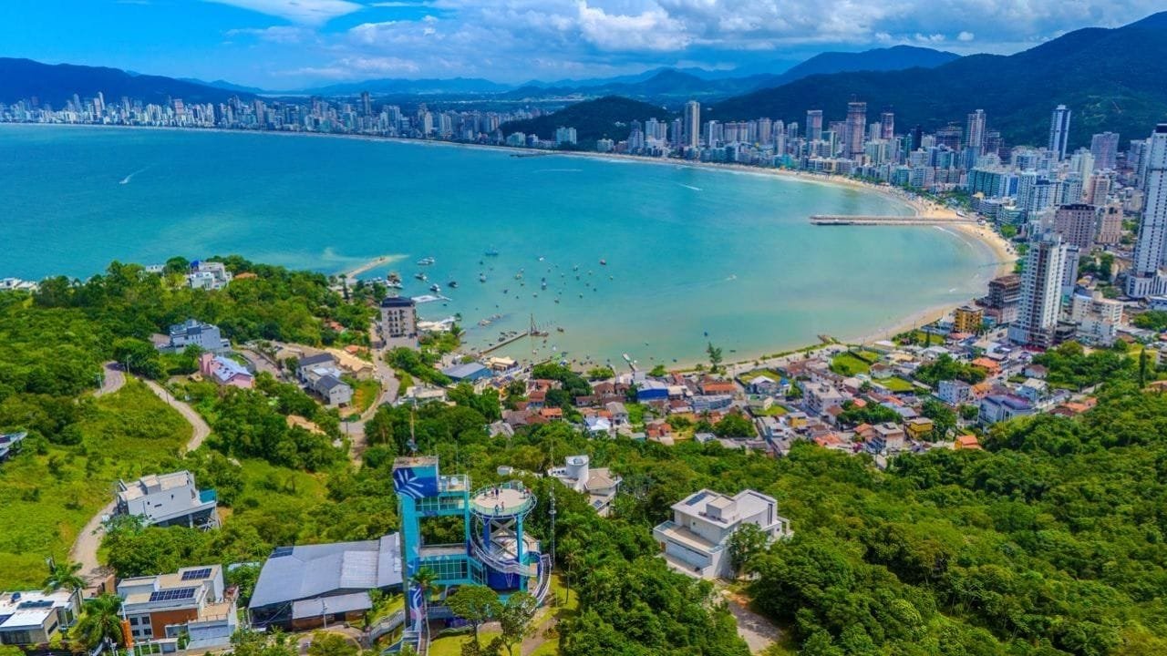 Crime ambiental,Rio Perequê,Guarda Municipal,FAACI,descarte irregular,resíduos industriais,denúncia anônima,operação conjunta,fiscalização,apreensão de caminhão,efluentes,atividade industrial,coloração escura,ação estratégica,proteção ambiental