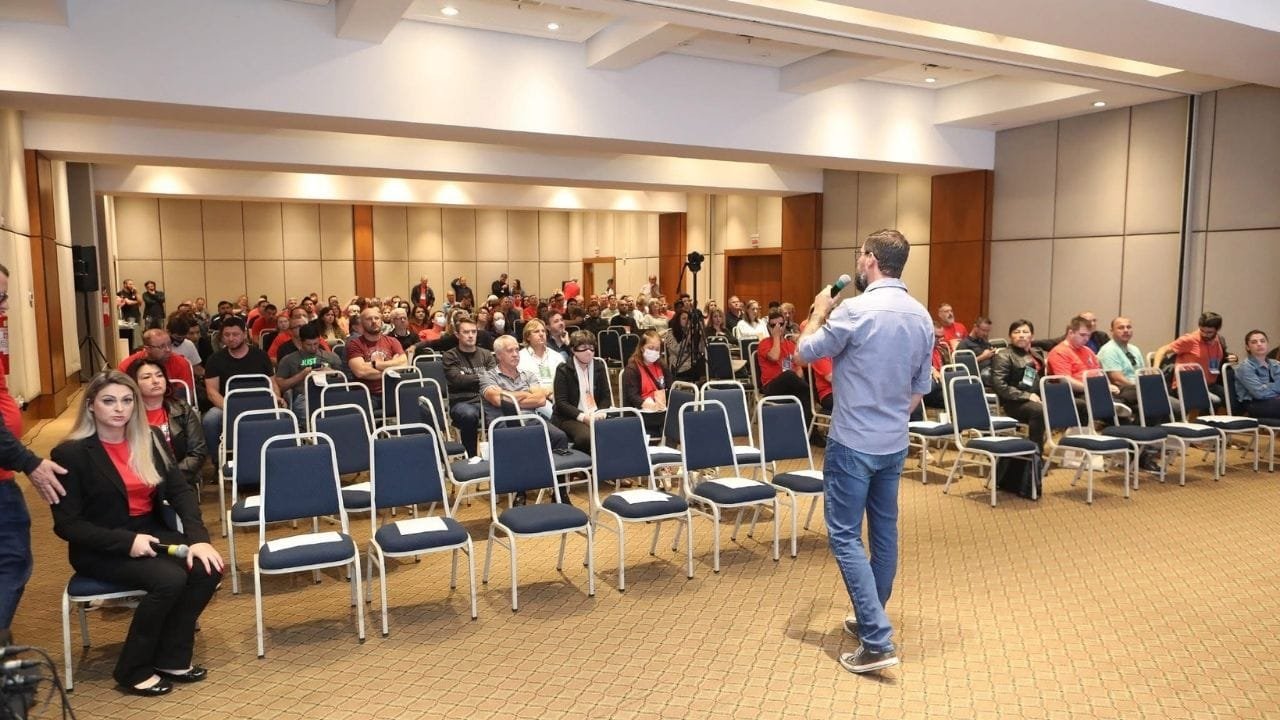 12º Congresso Celesc,Celesc empresa pública,energia Santa Catarina,privatização setor elétrico,Paulo Guilherme Horn,Intersindical Eletricitários SC,gestão eficiente Celesc,tarifa de energia,trabalhadores Celesc,sustentabilidade empresa pública,seminários Celesc 2024,investimentos setor elétrico,defesa empresa pública,governança Celesc,evento Blumenau