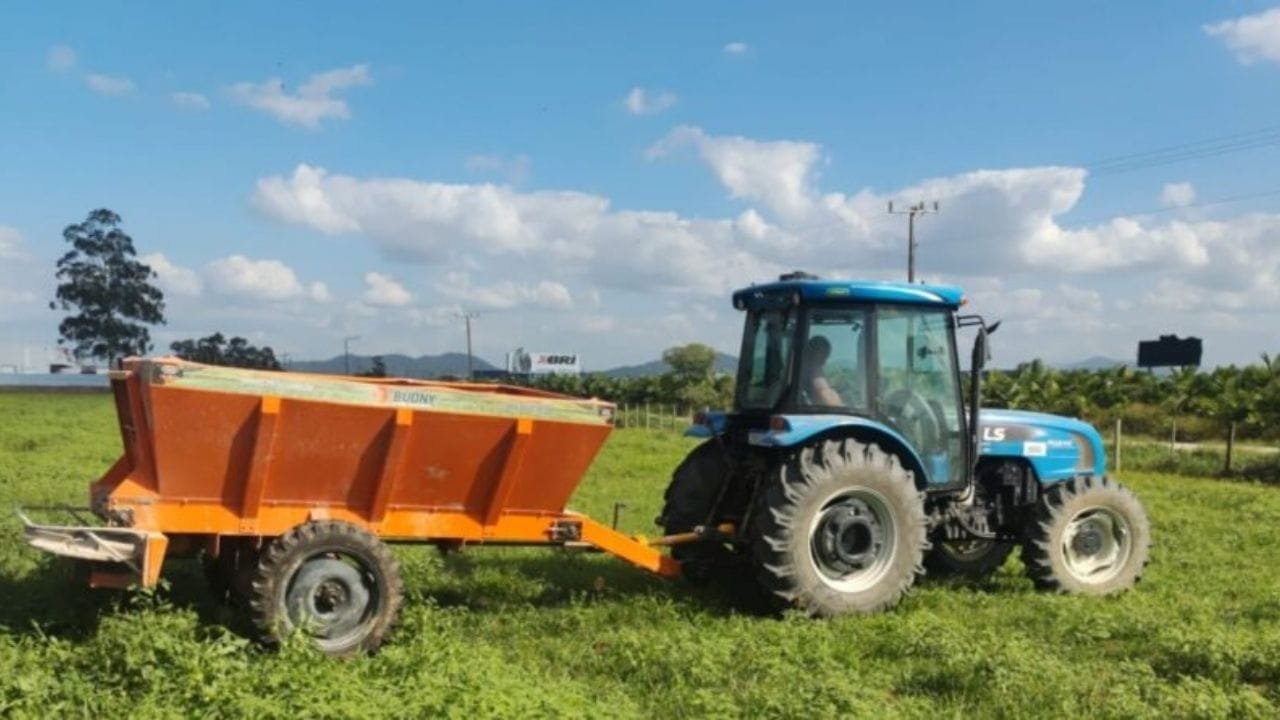agricultura Navegantes,adubo orgânico,maquinário agrícola,programa Propag,Secretaria de Agricultura,trator com espalhador,calcário gratuito,correção do solo,produtividade agrícola,práticas sustentáveis,lavouras,apoio técnico rural,distribuição de adubo,sustentabilidade no campo,dejetos animais