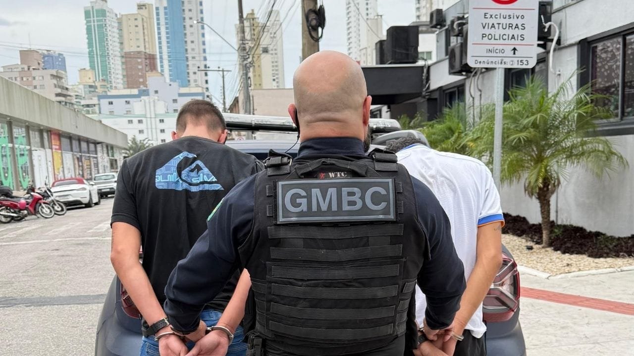 Operação Fiscalização Máxima,Guarda Municipal Balneário Camboriú,tráfico de drogas,1kg de haxixe,maconha apreendida,prisão por tráfico,abordagem policial,drogas em Vila Real,Ponte Vereador Altamiro Domingos Castilho,combate ao tráfico SC,flagrante policial,apreensão de drogas,segurança pública,menores apreendidos,drogas em Navegantes