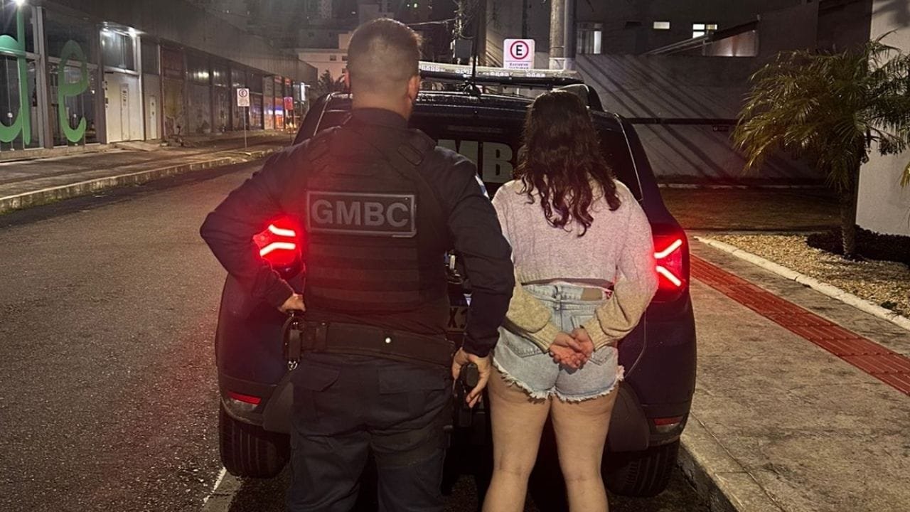 prisão traficante procurada,blitz Balneário Camboriú,Guarda Municipal SC,mandado de prisão,tráfico de drogas,operação policial Vila Real,agentes de trânsito,farol apagado,combate ao tráfico,mulher presa,tráfico Rio de Janeiro Santa Catarina,cumprimento de mandado,segurança pública,motocicleta parada,prisão em flagrante