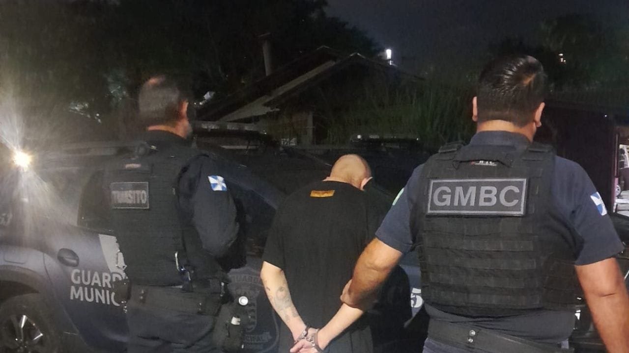 prisão violência doméstica,blitz Balneário Camboriú,Guarda Municipal SC,mandado de prisão,Agentes de Trânsito,crime doméstico,cumprimento de mandado,segurança pública,operação policial Vila Real,homem preso,Complexo Penitenciário do Vale do Itajaí,barreira de trânsito,motocicleta parada,combate à violência doméstica,polícia SC