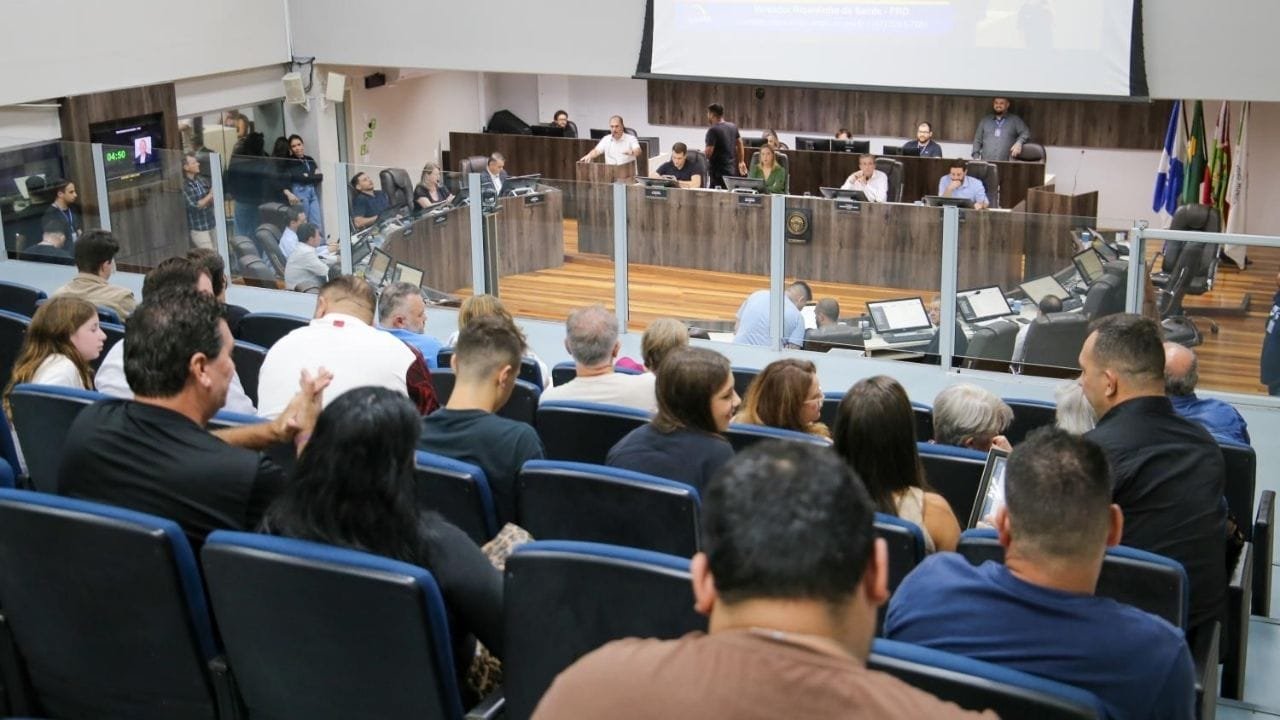 câmara de balneário camboriú,vereadores,sessão 20 de maio,lei henry borel,ciça müller,cargos públicos,proibição contratação agressores,violência infantil,proteção à infância,nomeação rua catanduvas,bairro dos municípios,moção de homenagem,lenita novaes,luciano flores ribeiro,leis municipais