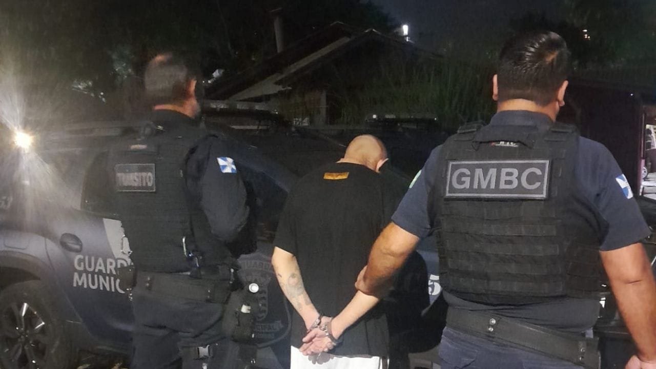 violência doméstica balneário camboriú,mandado de prisão,agentes de trânsito,guarda municipal balneário camboriú,blitz policial,rua dom afonso,bairro vila real,prisão por violência doméstica,segurança pública sc,cumprimento de mandado,complexo penitenciário vale do itajaí,abordagem policial,prisão em flagrante,combate à violência,operação policial
