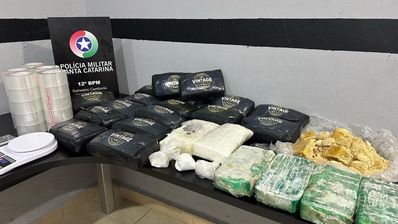 Polícia Militar Balneário Camboriú,operação contra tráfico,apreensão de cocaína,apreensão de crack,drogas Balneário Camboriú,quadrilha desarticulada,12º BPM,armazenamento de drogas,fracionamento de drogas,tráfico na região central,operação policial SC,entorpecentes apreendidos,combate ao tráfico de drogas,suspeito preso,drogas milionárias