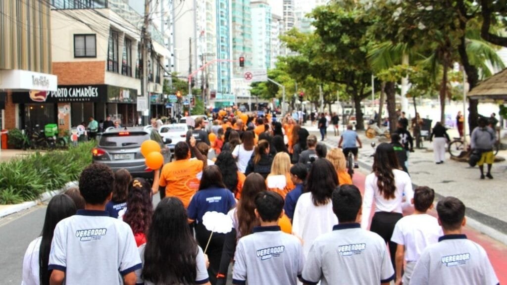 Maio Laranja,Balneário Camboriú,vereadores mirins,abuso infantil,exploração sexual,caminhada de conscientização,evento social BC,Maria Luiza Boeira Freitas,Secretaria de Assistência Social,CREAS Balneário Camboriú,Conselho Tutelar BC,campanha 18 de maio,combate ao abuso,proteção à infância,autoridades de Balneário Camboriú
