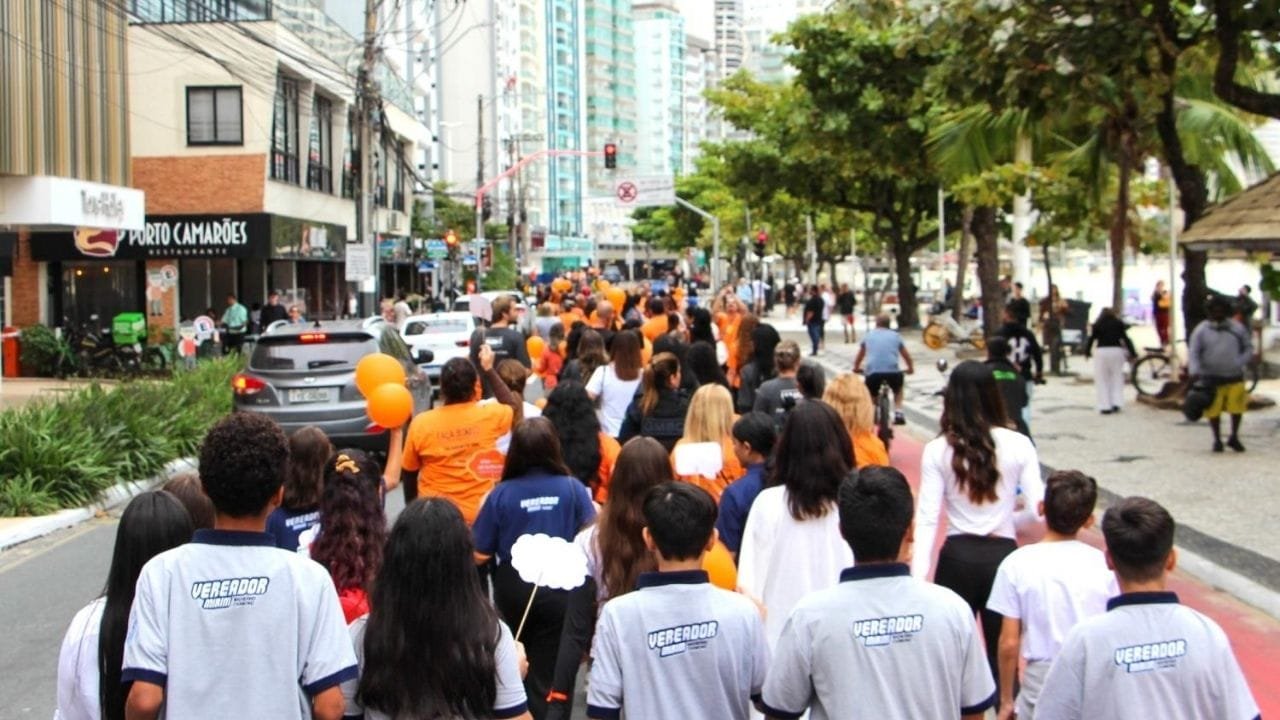 Maio Laranja,Balneário Camboriú,vereadores mirins,abuso infantil,exploração sexual,caminhada de conscientização,evento social BC,Maria Luiza Boeira Freitas,Secretaria de Assistência Social,CREAS Balneário Camboriú,Conselho Tutelar BC,campanha 18 de maio,combate ao abuso,proteção à infância,autoridades de Balneário Camboriú
