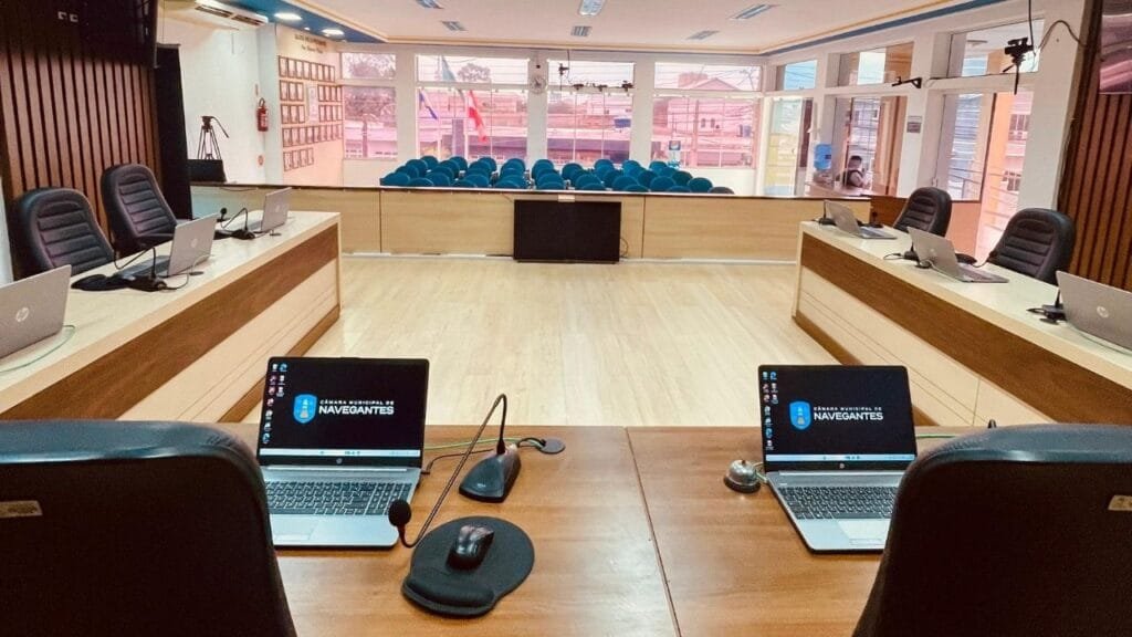 Câmara de Navegantes,projeto de lei R$ 100 milhões,operação de crédito,infraestrutura urbana,saúde e educação,mobilidade urbana Navegantes,Lei de Responsabilidade Fiscal,crescimento urbano,investimento municipal,sessão ao vivo,remanejamento orçamentário,crédito especial Navegantes,equipamentos públicos,obras públicas,balancetes orçamentários