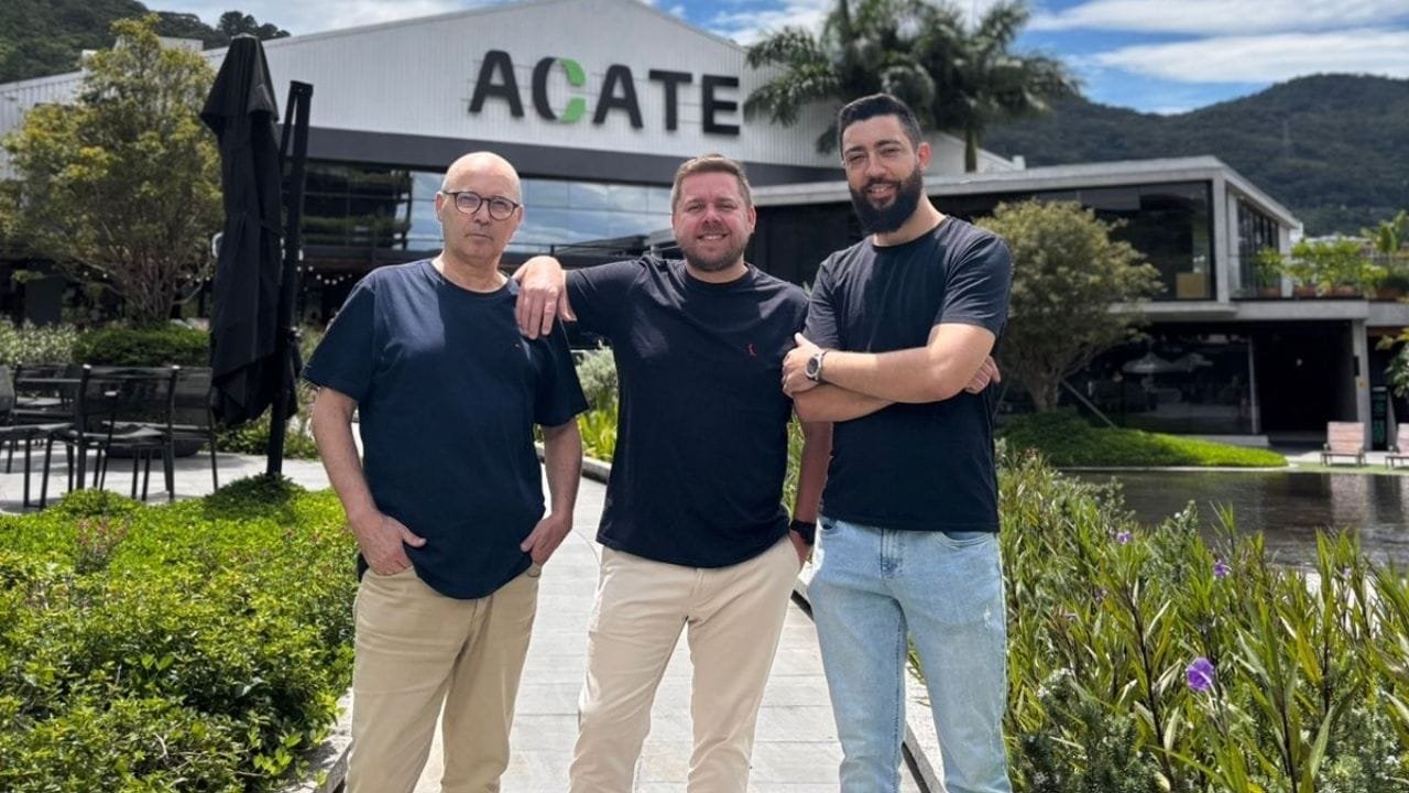 ecossistema de inovação,startups catarinenses,captação de investimentos,plataforma digital,fundos de investimento,ACATE Invest,governança corporativa,investidores anjo,conexão com investidores,relatório financeiro,gestão de portfólio,avaliação de empresas,aceleração de negócios,inteligência financeira,networking de startups