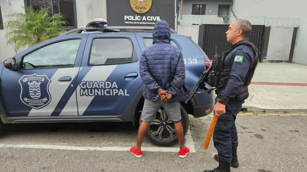 Guarda Municipal de Balneário Camboriú,furto de bicicleta,tentativa de furto,prisão em flagrante,Avenida Atlântica,segurança pública,CPP,policiamento ostensivo,evento Maio Laranja,Praça Almirante Tamandaré,abordagem policial,flagrante delito,ação da guarda municipal,torniquete de madeira,crime patrimonial