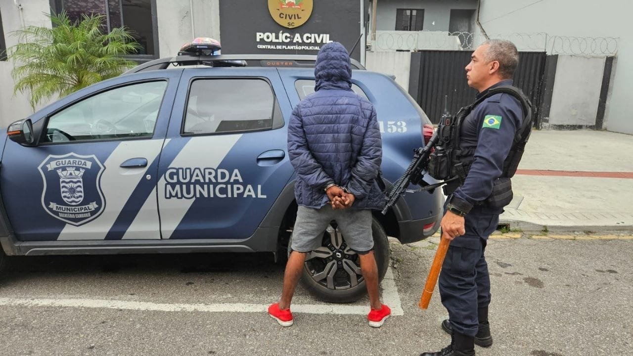 Guarda Municipal de Balneário Camboriú,furto de bicicleta,tentativa de furto,prisão em flagrante,Avenida Atlântica,segurança pública,CPP,policiamento ostensivo,evento Maio Laranja,Praça Almirante Tamandaré,abordagem policial,flagrante delito,ação da guarda municipal,torniquete de madeira,crime patrimonial