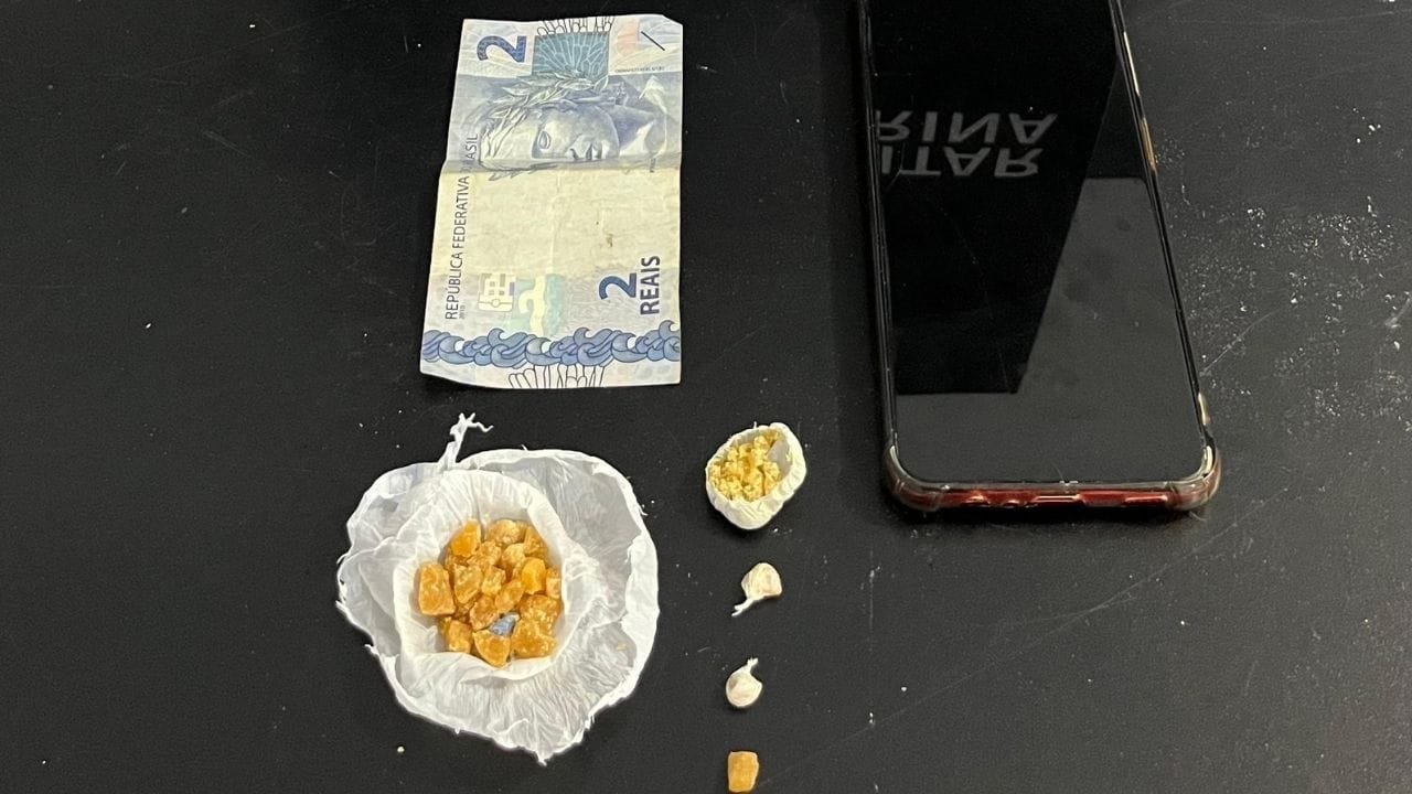 tráfico de drogas em Balneário Camboriú,prisão por tráfico,flagrante de venda de drogas,crack,motopatrulhamento PM,abordagem policial,Avenida Atlântica,jovem traficante,combate ao tráfico,ação da Polícia Militar,substância ilícita,12º BPM,centro de Balneário Camboriú,segurança pública SC,repressão ao tráfico