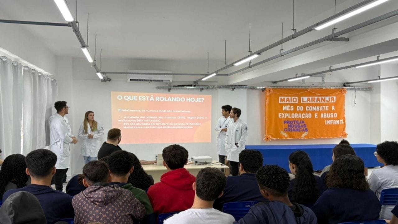 Maio Laranja,abuso sexual infantojuvenil,prevenção ao abuso infantil,UBS Votorantim,Escola João Paulo II,saúde comunitária,denúncia disque 100,campanha de prevenção,violência sexual infantil,proteção de crianças,estudantes de Medicina Univali,Conselho Tutelar Itajaí,educação contra abuso,palestra em escola,combate à exploração infantil