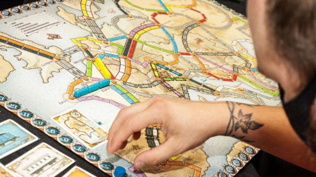 Jogos de tabuleiro,evento gratuito Florianópolis,Top Market SC,diversão em família,vida offline,cultura do brincar,desconectar das telas,UNO,Dixit,Ticket to Ride,entretenimento familiar,evento em shopping,Jogaderia,jogos para todas as idades,street mall Floripa