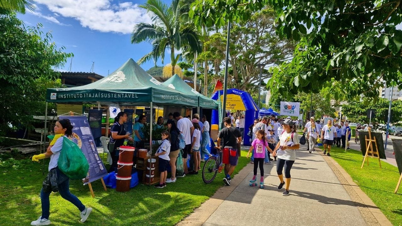 Juntos Pelo Rio Itajaí,mutirão de limpeza Itajaí,educação ambiental gratuita,combate ao Aedes aegypti,oficinas ambientais,Ecoponto lixo eletrônico,coleta resíduos rio,atividades educativas Itajaí,biodiversidade local,microplásticos,compostagem caseira,irrigação sustentável,primeiros socorros Lei Lucas,sementes de crotalária,mutirão Itajaí 2025
