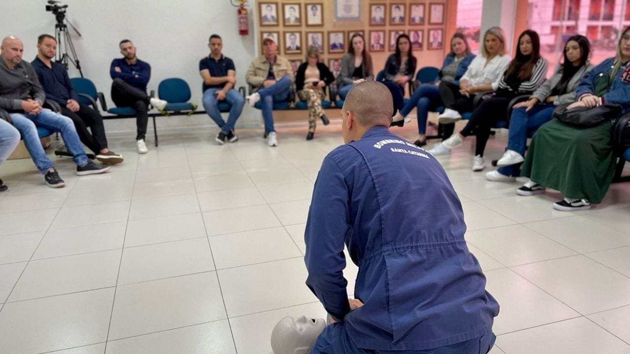 treinamento de primeiros socorros,capacitação de servidores,Corpo de Bombeiros Militar,segurança institucional,Câmara de Navegantes,urgência e emergência,atendimento pré-hospitalar,extintores de incêndio,combate a incêndios,desobstrução de vias aéreas,reanimação cardiopulmonar,prevenção de acidentes,plenário da câmara,saúde no ambiente de trabalho,25 anos Corpo de Bombeiros Navegantes