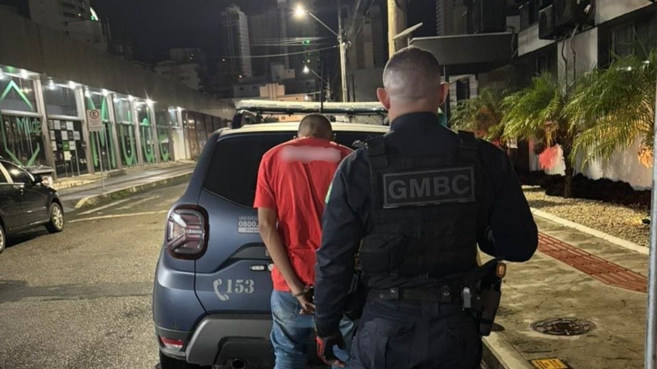 Guarda Municipal,tentativa de furto,Balneário Camboriú,funcionário preso,Balneário Shopping,celulares furtados,tablets furtados,notebooks furtados,documento falso,prisão por furto,segurança privada,ação policial,Central de Plantão Policial,crime em shopping,segurança pública