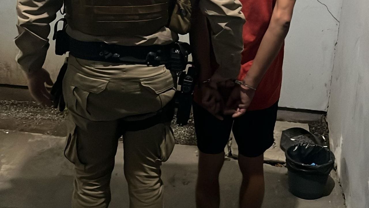 morador em situação de rua,cartão bancário perdido,Balneário Camboriú,Polícia Militar,flagrante delito,furto com cartão,documentos perdidos,uso indevido de cartão,abordagem policial,boletins de ocorrência,tentativa de compra,conveniência,pagamento por aproximação,prisão em flagrante,segurança pública