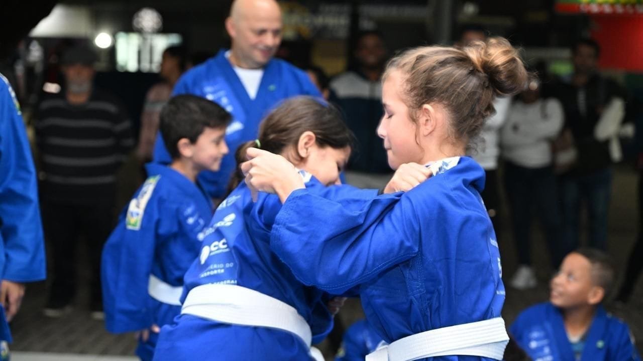 cultivar esportes,judô gratuito,vôlei gratuito,aeroporto internacional de navegantes,instituto ccr,instituto mais ação,aulas esportivas para crianças,inclusão social,alunos da rede pública,lei de incentivo ao esporte,navegação SC,formação esportiva,cidadania,disciplina,impacto social positivo