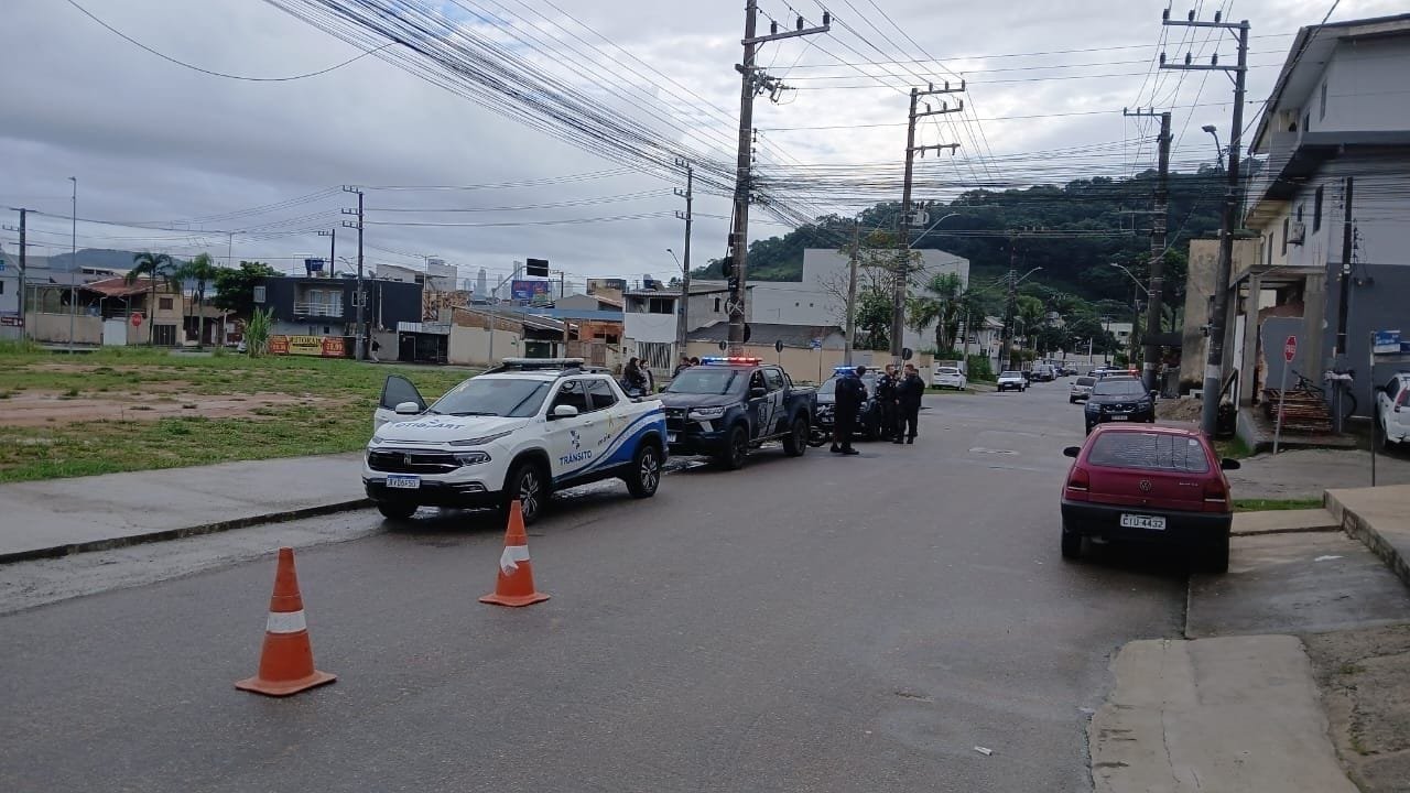 fiscalização preventiva,Guarda Municipal,Bairro Nova Esperança,Agentes de Trânsito,motociclistas,escapamento irregular,emissão sonora,operação silêncio é saúde,evento em Balneário Camboriú,segurança no trânsito,barreira de fiscalização,código de trânsito brasileiro,veículos removidos,autos de infração,polícia militar