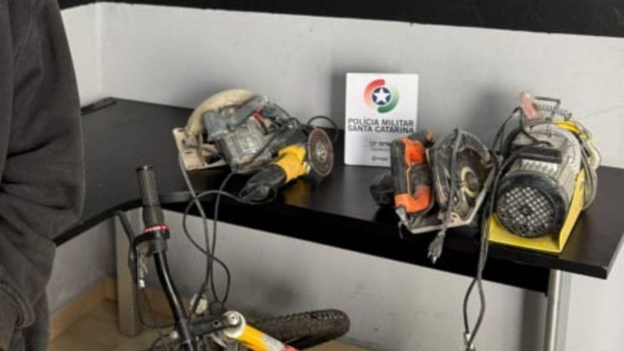 furto em andamento,ferramentas roubadas,prisão em Camboriú,Polícia Militar,flagrante de furto,fiação elétrica furtada,obra invadida,criminoso reincidente,20 boletins de ocorrência,pé de cabra,motor guincho,serra elétrica,bicicleta furtada,central de emergência,resistência à prisão