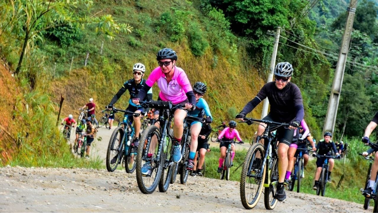 Pedal Vale dos Encantos,Jaraguá do Sul,ciclismo sustentável,turismo ecológico,cicloturismo SC,Parque Malwee,rota Serra e Mar,Vale Tombado Rio da Luz,evento ciclístico,ciclistas em Santa Catarina,AMVALI,CIGAMVALI,Rota Mar,paisagens naturais,desafios de altimetria