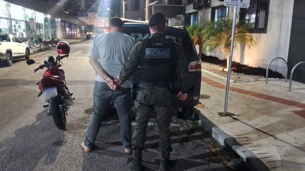 guarda municipal balneário camboriú,receptação motocicleta furtada,prisão homem motocicleta furtada,ROMU balneário camboriú,moto furtada recuperada,abordagem policial BC,central de plantão policial BC,operação policial balneário camboriú,crime de receptação SC,motocicleta Honda Twister furtada,motocicleta recuperada BC,denúncia veículo furtado,fiscalização ROMU,crime contra o patrimônio,polícia urbana BC