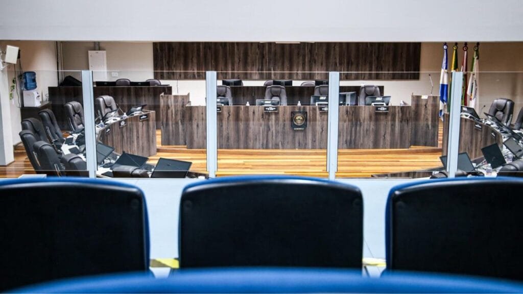 Câmara de Vereadores de Balneário Camboriú,sessão legislativa maio,projetos de lei 2025,Guilherme Cardoso,Elton Garcia,Samir Dawud,Código de Normas Municipais,faixas exclusivas para motos,eventos em espaços públicos,leis sobre animais,pets em locais públicos,alterações legislativas,trânsito urbano BC,Legislativo Municipal,política local