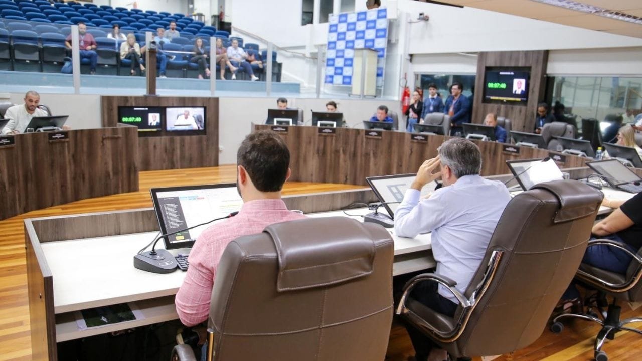 Câmara de Vereadores de Balneário Camboriú,sessão 27 de maio,projetos de lei aprovados,Lei 300/1974,Kaká Fernandes,proibição de outdoors,conteúdo pornográfico,crédito adicional Fundação de Esportes,Bolsa Atleta BC,Ciça Müller,Ricardinho da Saúde,Evaldo Freygang,Instituto Verde e Amarelo,Madrugadão Lanches BC