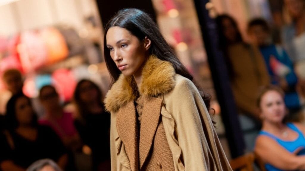 moda outono inverno 2025,tendências da moda,Balneário Shopping,Balneário Fashion Show,alfaiataria moderna,jeans 2025,cores da Pantone,Mocha Mousse,street style 2025,brilho na moda,roupas com transparência,boho chic refinado,cintura baixa,campanha Dia das Mães,Volvo EX30 Plus