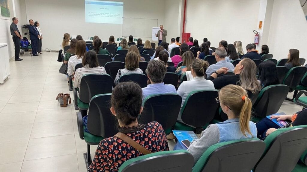 gestão hospitalar,capacitação gratuita,cultura organizacional,liderança em saúde,PROAGS,hospitais filantrópicos,treinamento para gestores,Santa Catarina,AHESC,FHESC,desenvolvimento de lideranças,excelência na saúde,comunicação em equipe,qualificação hospitalar,evento para gestores