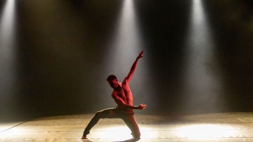 Workshop de jazz,Bailarino catarinense premiado,Dança em Itajaí,Jazz dance,Jazz lyrical,Aulas de dança gratuitas,João Torres Tubarão,Formação técnica em dança,Programa de Incentivo à Cultura,Hama Espaço Artístico,Vagas limitadas,Dança juvenil,Corpo de Baile de Itajaí,Fundação Catarinense de Cultura,Eventos culturais SC