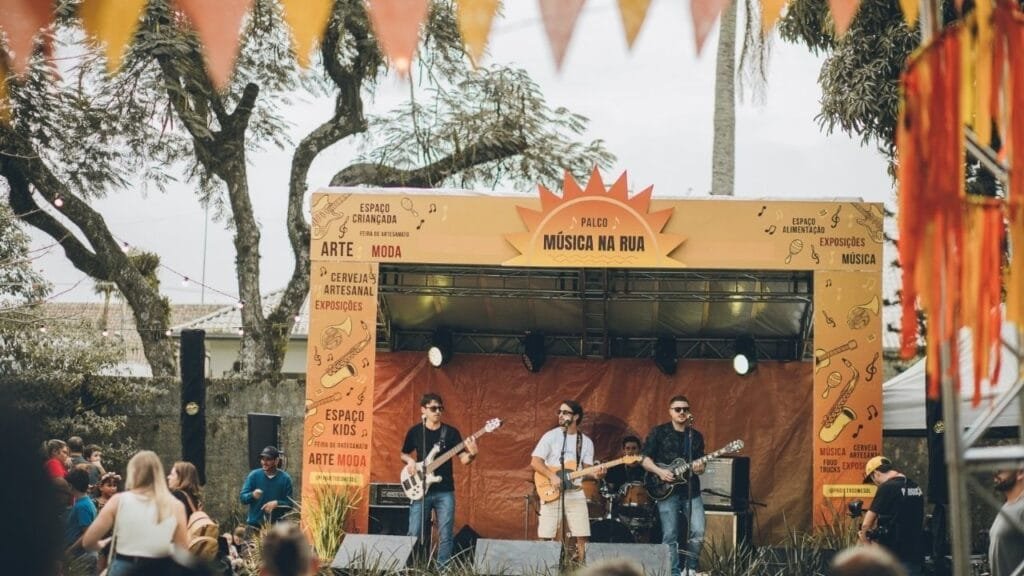 Som&Sol Música na Rua,evento gratuito em Tijucas,show da banda Uniclãs,feira de artesanato Tijucas,atrações para crianças SC,flash tattoo SC,adoção de animais Tijucas,programação cultural gratuita SC,yoga em eventos,o que fazer em Tijucas domingo