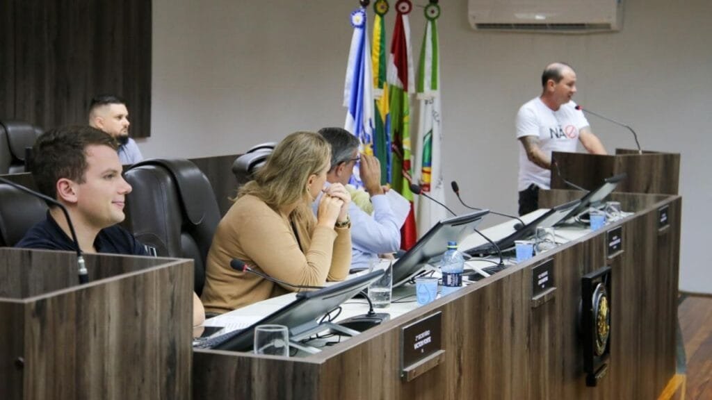 Câmara de Balneário Camboriú,projeto de lei,animais de estimação,espaços públicos,montagem de shows,Código de Normas Municipais,faixas para motocicletas,SAMU Balneário Camboriú,moções de congratulações,Vigilância Sanitária,Dia Mundial Sem Tabaco,Concurso Estudante Cidadão,Prêmio Professor Nota Dez,educação fundamental,política municipal