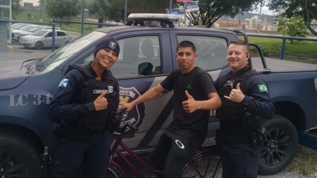 Guarda Municipal Balneário Camboriú,bicicleta furtada Camboriú,recuperação de bicicleta,patrulhamento preventivo BC,furto registrado em vídeo,devolução de bicicleta,segurança pública SC,ação da guarda municipal,imagens do furto,abordagem suspeito BC,redes sociais e segurança,base da guarda municipal,furto Camboriú,bicicleta localizada,vigilância comunitária