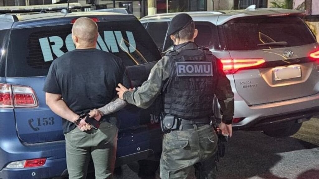 Guarda Municipal Balneário Camboriú,Hilux furtada SP,veículo com registro de furto,patrulhamento ROMU,Rua 1500 Balneário Camboriú,recuperação de caminhonete,CPP Balneário Camboriú,caminhonete furtada em circulação,placas de São Paulo,abordagem policial BC,segurança urbana SC,veículo recuperado Balneário Camboriú,ações da ROMU,caminhonete Hilux prata,Central de Plantão Policial