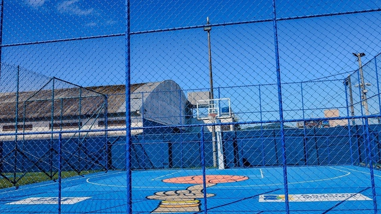 revitalização quadra basquete 3x3 Balneário Camboriú,quadra de basquete 3x3 Praça da Integração,Fundação Municipal de Esportes BC,esporte e lazer em Balneário Camboriú,arte grafite em quadra esportiva,melhorias em quadra esportiva BC,investimento público em esporte,esporte para comunidade BC