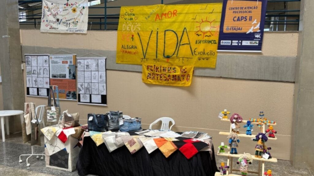 CAPS II Itajaí,Da Lua ao Quadrado,saúde mental,inclusão social,geração de renda,reabilitação psicossocial,economia solidária,luta antimanicomial,oficinas terapêuticas,autonomia dos usuários,brechó solidário,valorização pessoal,terapia ocupacional,RAPS Itajaí,integração comunitária