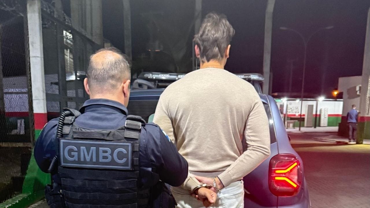 foragido preso,Guarda Municipal Balneário Camboriú,adulteração de veículo,mandado de prisão ativo,veículo Fiat Argo,crime veicular,segurança em Balneário Camboriú,abordagem policial,polícia civil SC,apropriação indébita,prisão em flagrante,CPVI,combate ao crime,fiscalização policial,rondas preventivas