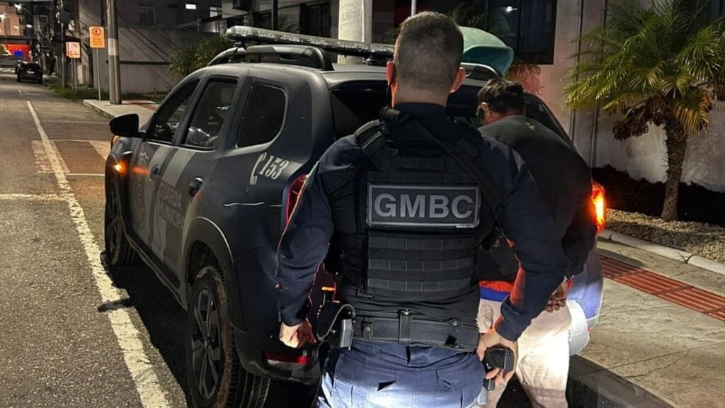 prisão por drogas,crack em Balneário Camboriú,guarda municipal SC,abordagem policial drogas,flagrante por entorpecente,Central de Plantão Policial,usuário de crack,drogas bairro dos municípios,pedras de crack,tráfico de drogas BC,patrulhamento noturno,terreno usado para tráfico,combate às drogas,CPP Balneário Camboriú,policiamento preventivo