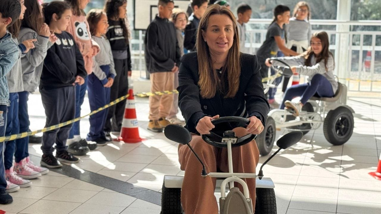 educação no trânsito BC,Programa Transitar Balneário Camboriú,segurança no trânsito para crianças,ensino fundamental trânsito,BC Trânsito 2025,Maio Amarelo BC,projeto educativo trânsito SC,carrinho de propulsão humana,aulas de trânsito escolas públicas,alunos como multiplicadores,prefeita Juliana Pavan,Evaldo Hoffmann trânsito